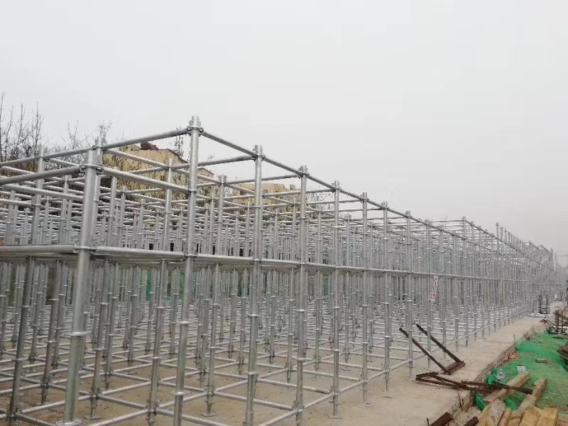 搭建腳手架橫向掃地桿與縱向掃地桿時，怎么設置好？ (圖1)